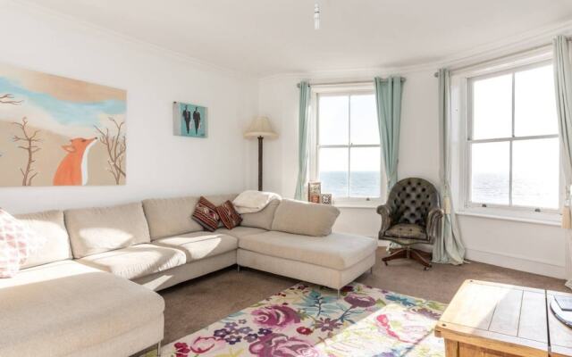 2 Bedroom Flat With Stunning Sea View