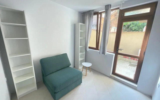 Top Center 2-BR Apartment with lovely Outdoor Area