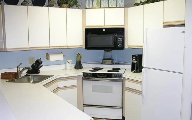 Harbour Club B16 2 Bedroom Condo by RedAwning