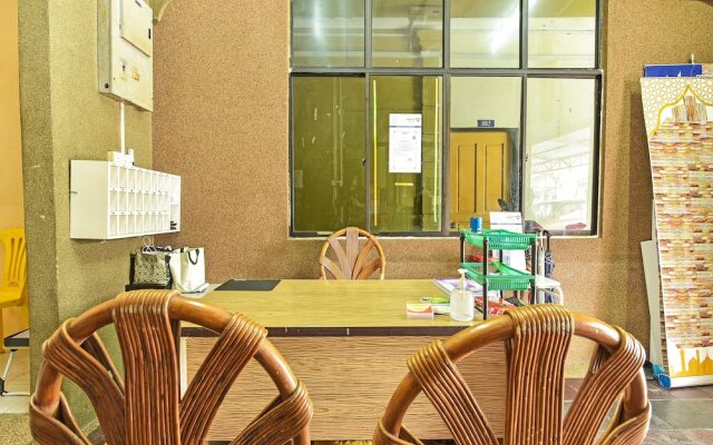 OYO 90702 Empire Inn 1