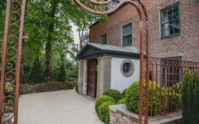 Le Petit Chateau & William de Percy