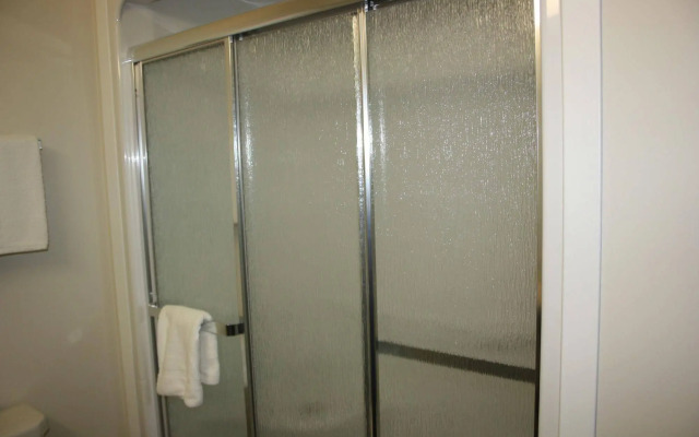 Crossroads Inn & Suites