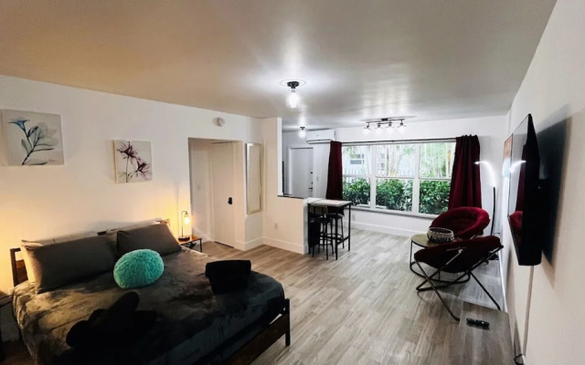 Upper East Side Renovated Studio Free Parking