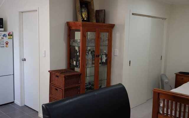 Beautiful and Bright Studio Apartment, Botany Downs