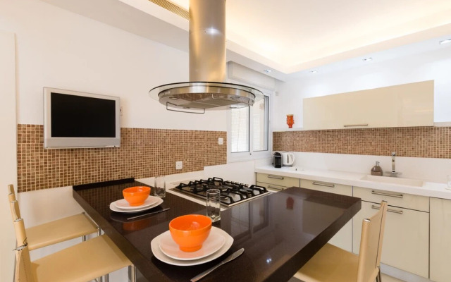 Apartment with Sauna, Hot Tub & Parking