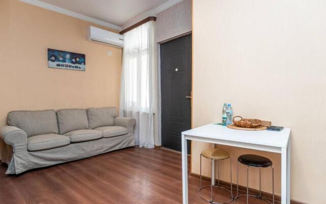 Cozy 2BR apt w Balcony on Aghmashenebeli ave