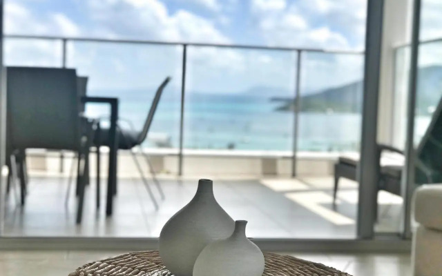 Three B Airlie 2 bedroom unit Seaviews & Pool
