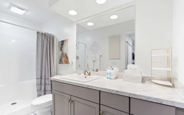 Lake Front Escape For 8!