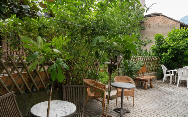 Between Lakes Apartments