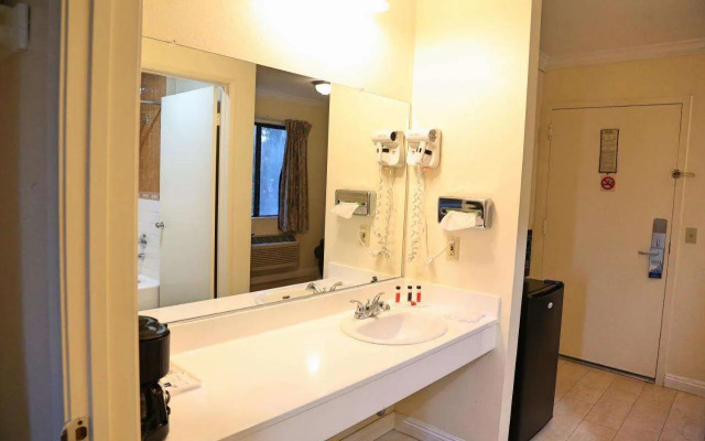 Travelodge By Wyndham Pasadena Central