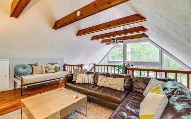 15 Mi to Ski Resort: Home w/ Fire Pit in Tobyhanna