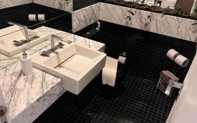 Luxuosa cobertura de 380m² a 850m da Av Beira Mar