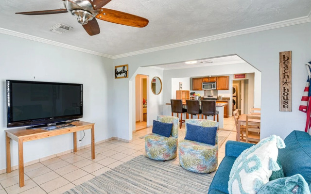 Convenient Galveston Home < 1 Mi to Beach!