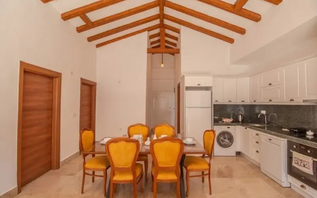 Tarzan Family Hotel