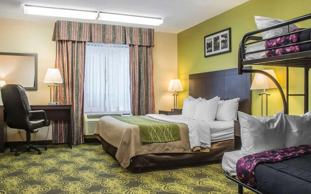 Comfort Hotel & Suites