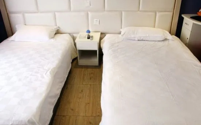 Aike 100 Theme Hotel (Qingdao Chongqing North Road Liuting Subway Station)