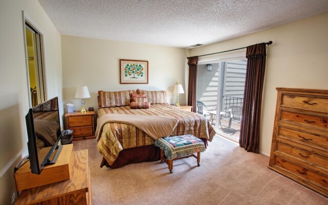 Stellers Jay Lake View  2 Bedroom Condo by RedAwning