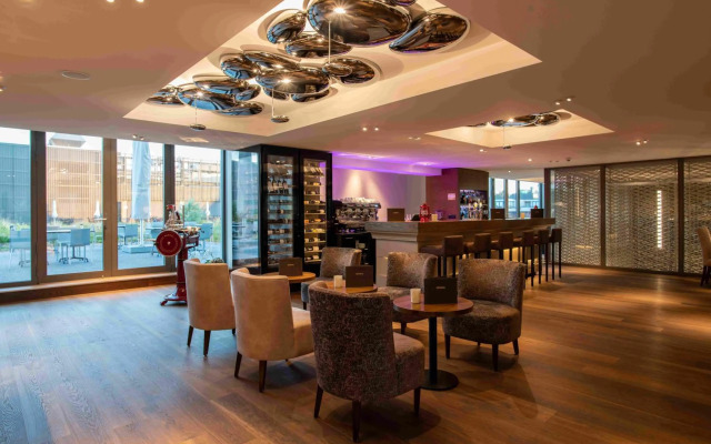 HOTEL illuster - Urban & Local