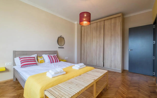 ARTistic & Spacious 2BD Central Apt