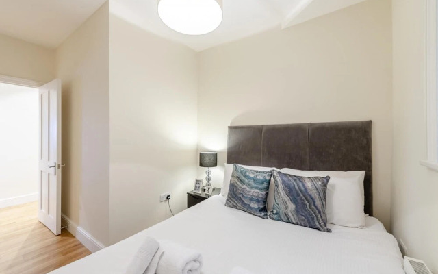 Modern Three Bedroom Apartment in Hammersmith
