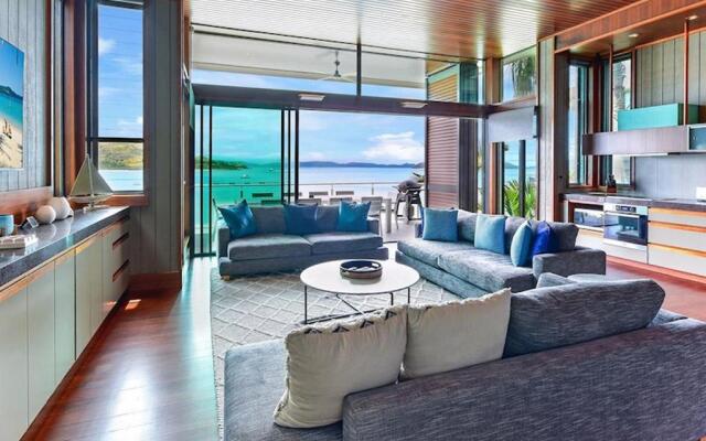 Yacht Club Villas