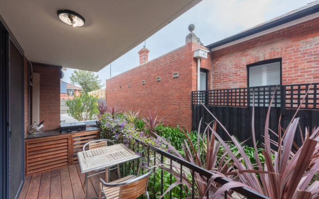 Light 2 Bedroom Apartment in Elwood With Balcony