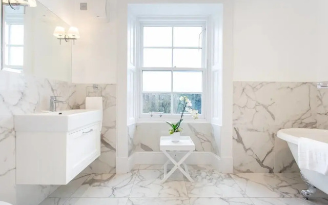 Luxury 4-bedroom Townhouse in Prestigious West End