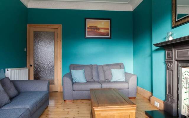 2 Bedroom Flat With Free Parking Nearby Accommodates 6
