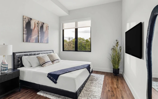 Upstay! New Renos Spacious Apartment Near Soco