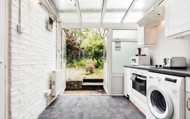 London New Apartment With Private Garden
