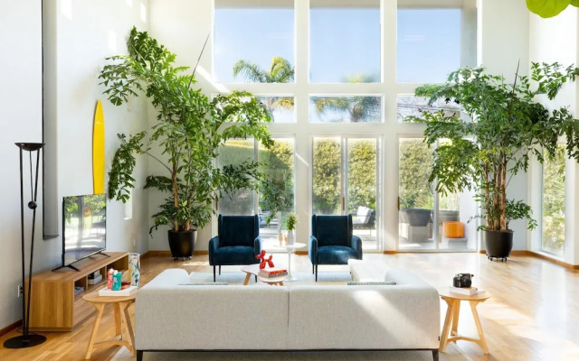 Beachcomber by AvantStay | 1 Block from Beach - Modern Estate w/ Ocean Views