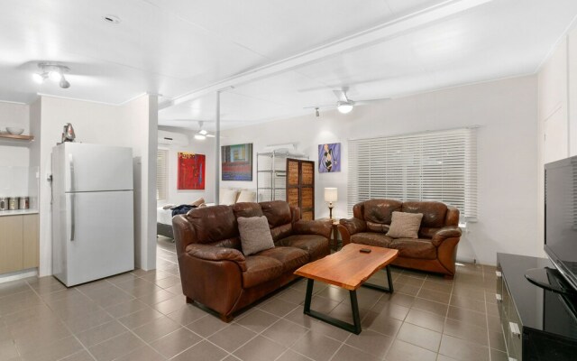 Tropical 3 Bedroom House, Pool plus 4th Bedroom Bungalow