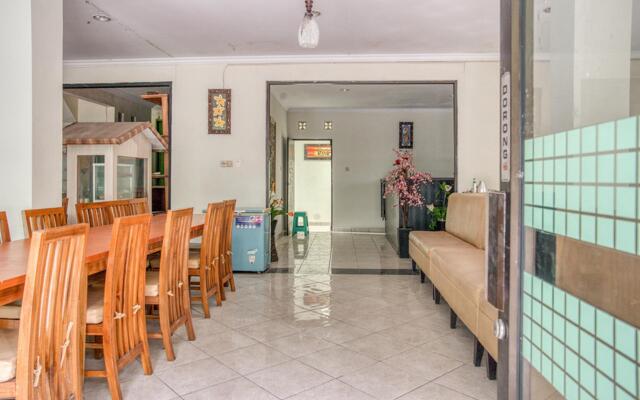 RedDoorz near Taman Mini Jakarta