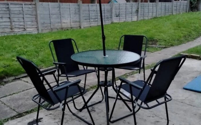 Spacious 3bed House in Walsall With Parking Onsite