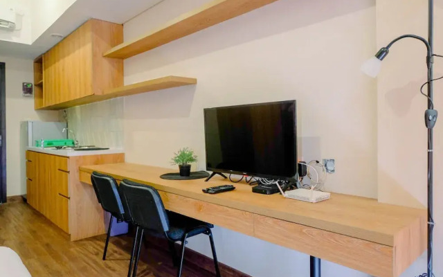 Warm Design Studio Apartment at Casa De Parco