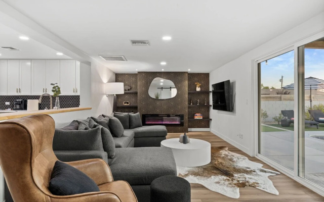 Desert Dreaming Deluxe Retreat w Pool Putt