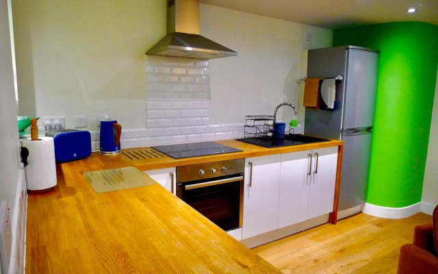 “Dragons Den” Centrally located Modern Apartment