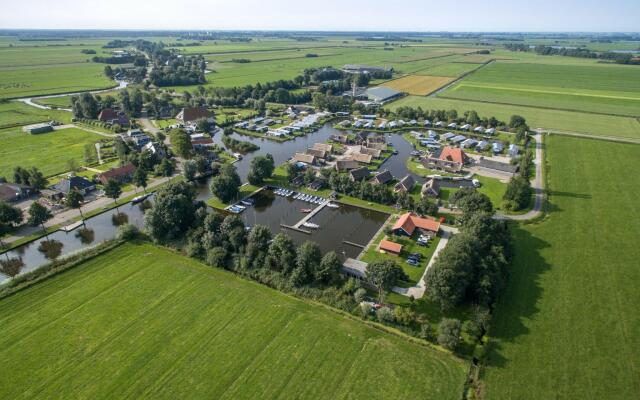 Lakeside Villa Near Sneekermeer