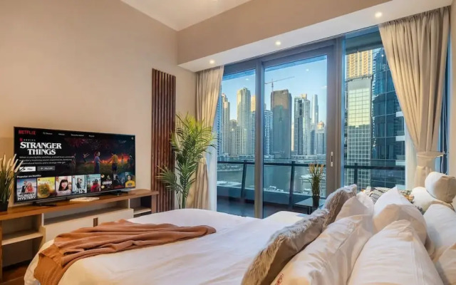 Stylish Marina-front 2BR Near Top Attractions