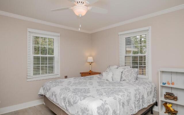 Bill's Place by Oak Island Accommodations