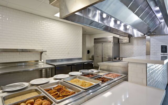 Отель Embassy Suites by Hilton Charlotte