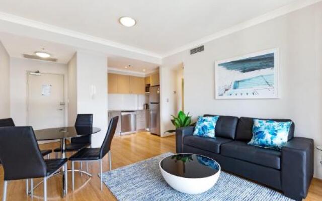 Surry Hills Fully Self Contained Modern 1 Bed Apartment (1012ELZ)