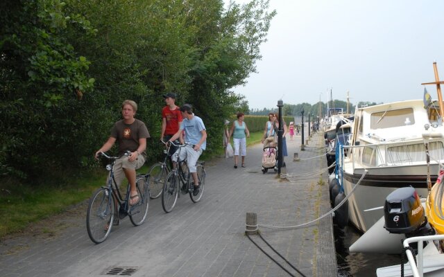 Detached bungalow with microwave and WiFi, within nature