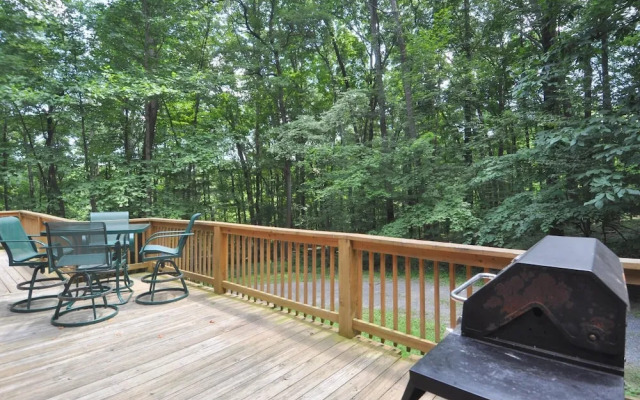 Sqyrls Nest - 3BR Retreat With a Hot Tub