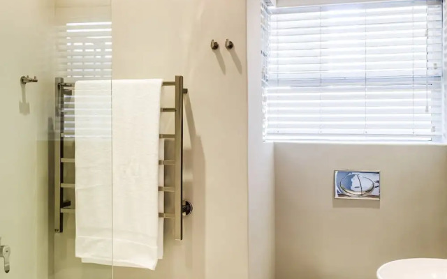 Picturesque Seaside Haven Aretzi