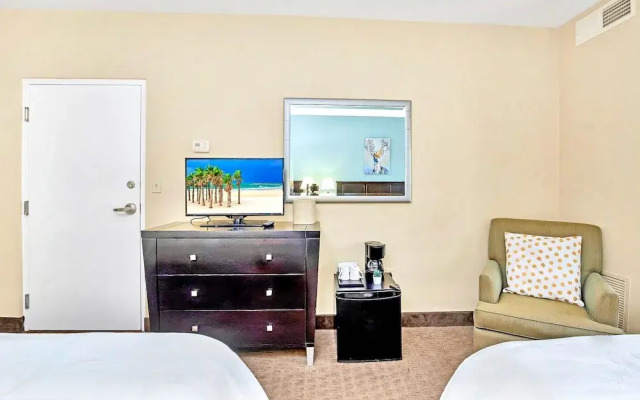 Apt Close to Universal Studios With Hot Tub, Pool!