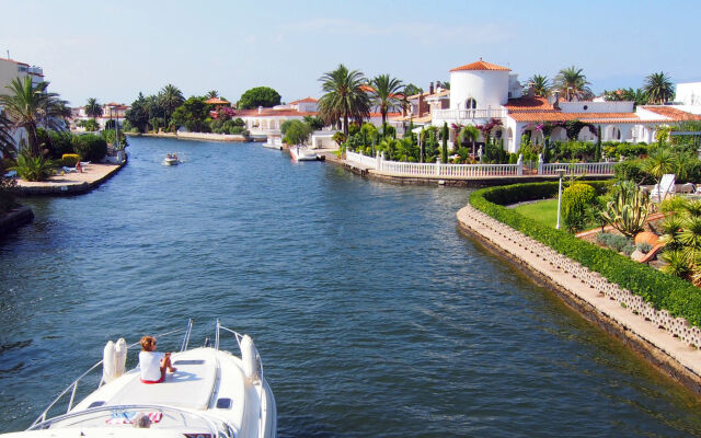 Holiday Home Requesens canal