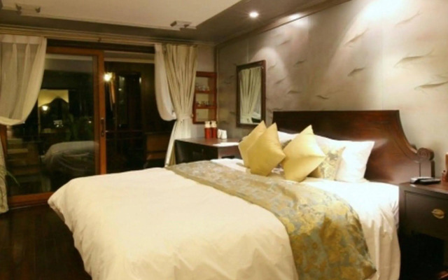 Heritage Line Violet Cruise-Ha Long Bay and Lan Ha