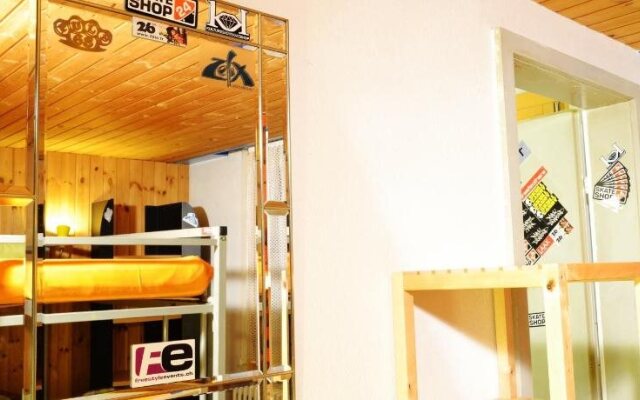 Backpacker Deluxe Hotel Capricorn