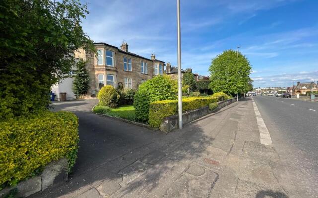 A Spacious Flat with Character - Private Car Space